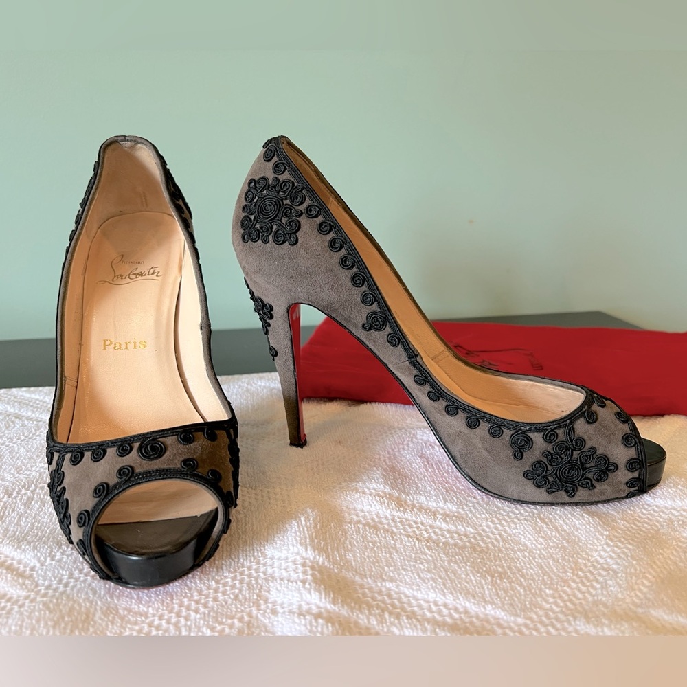 Brown suede w. black embroidery, fits US size 10, 4 3/4” heel
